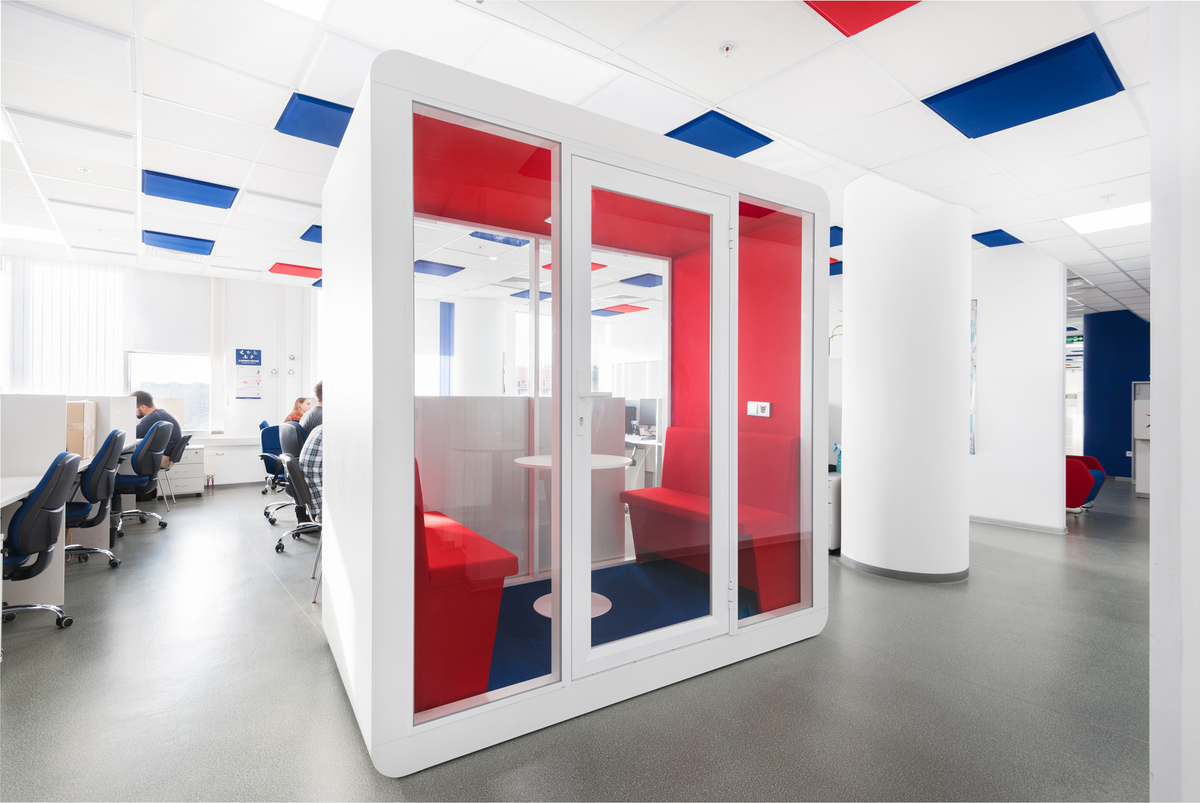 Потолок, стены, пол и диваны в четырехместной акустической кабине LWOP Four выполнены в цветах бренда «Спортмастер». Кабина с двумя прозрачными сторонами будто сливается с пространством, сохраняя его целостность