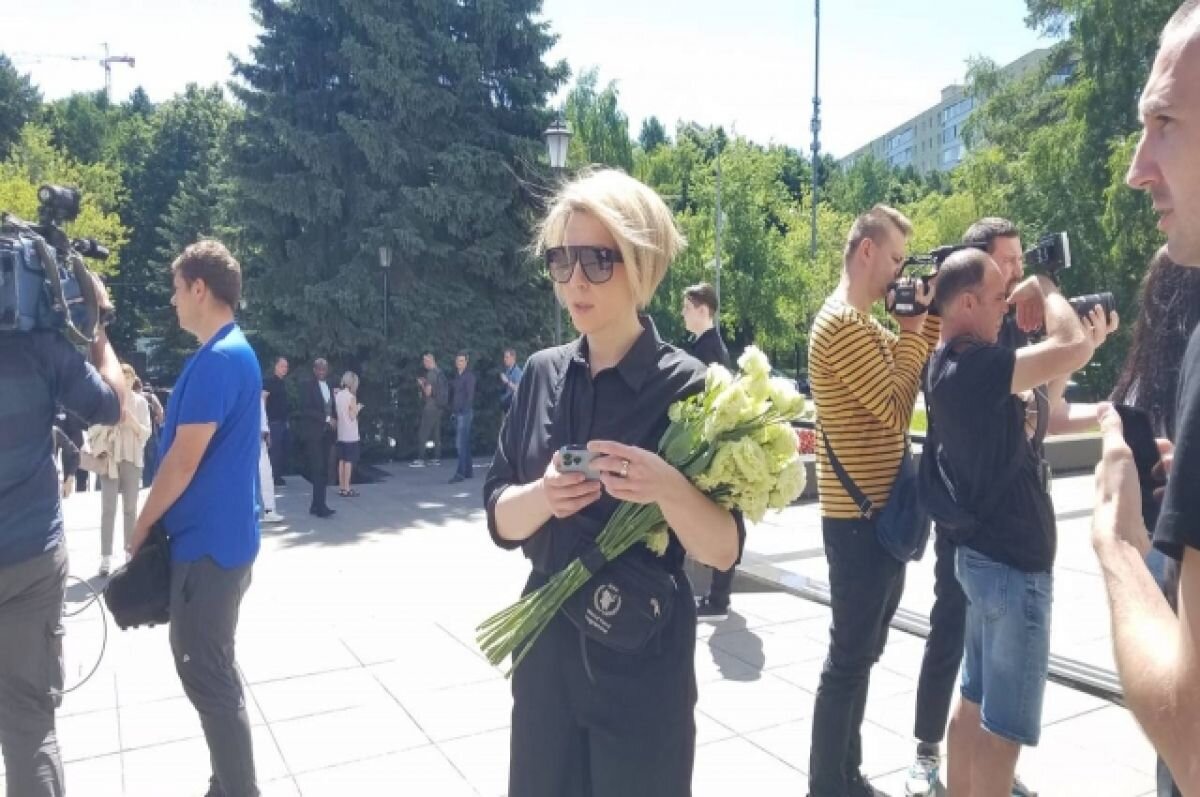    На прощание с Пьером Нарциссом пришла звезда «Фабрики звезд» Яна Чурикова