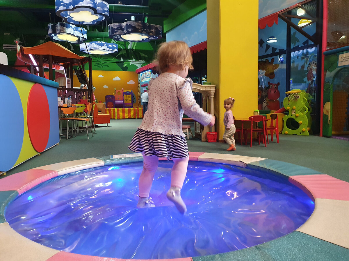 Софа прыгает в игровой