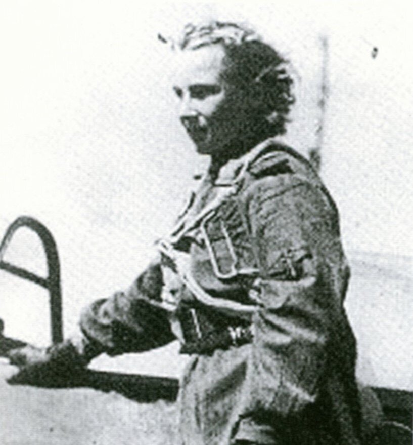 Литвяк была очень романтичной личностью. Она носила длинные шарфы, сделанные из парашютного шелка, и держала в кабине букетики свежих, только что сорванных цветов.