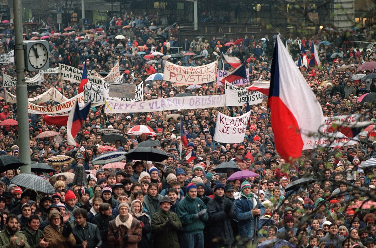 Суть бархатной революции. Бархатная революция 1989. революция в чехословакии 1989. бархатная революция в чехословакии. бархатные революции 1989-1990 гг в восточной европе.