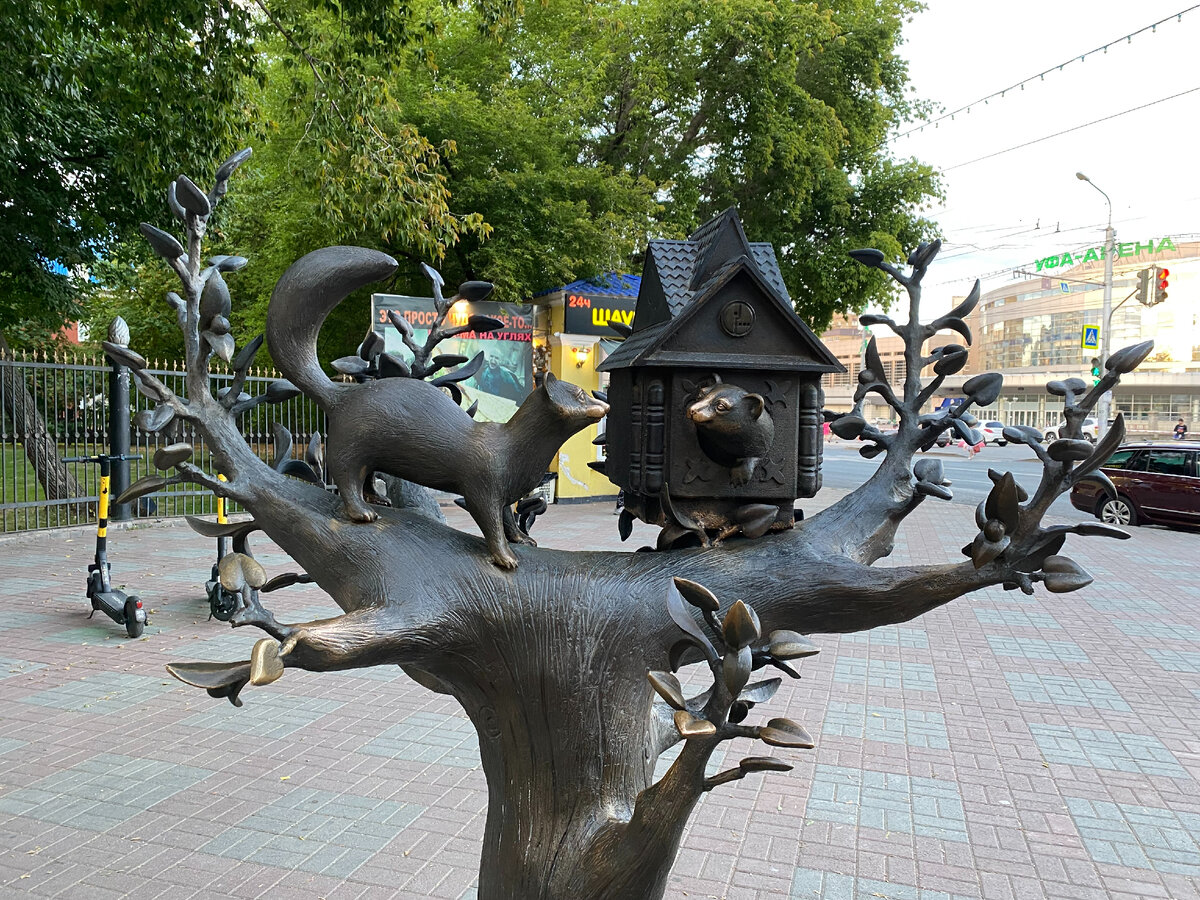 Куницы - символ города, перед центральным входом в парк с улицы Ленина.