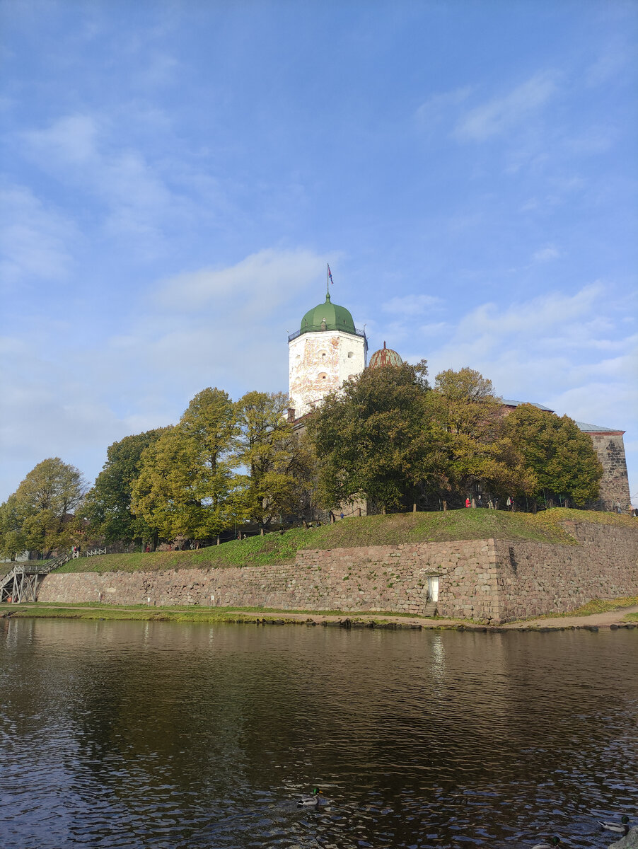Выборгский замок. Без него при посещении Выборга точно не обойтись.
