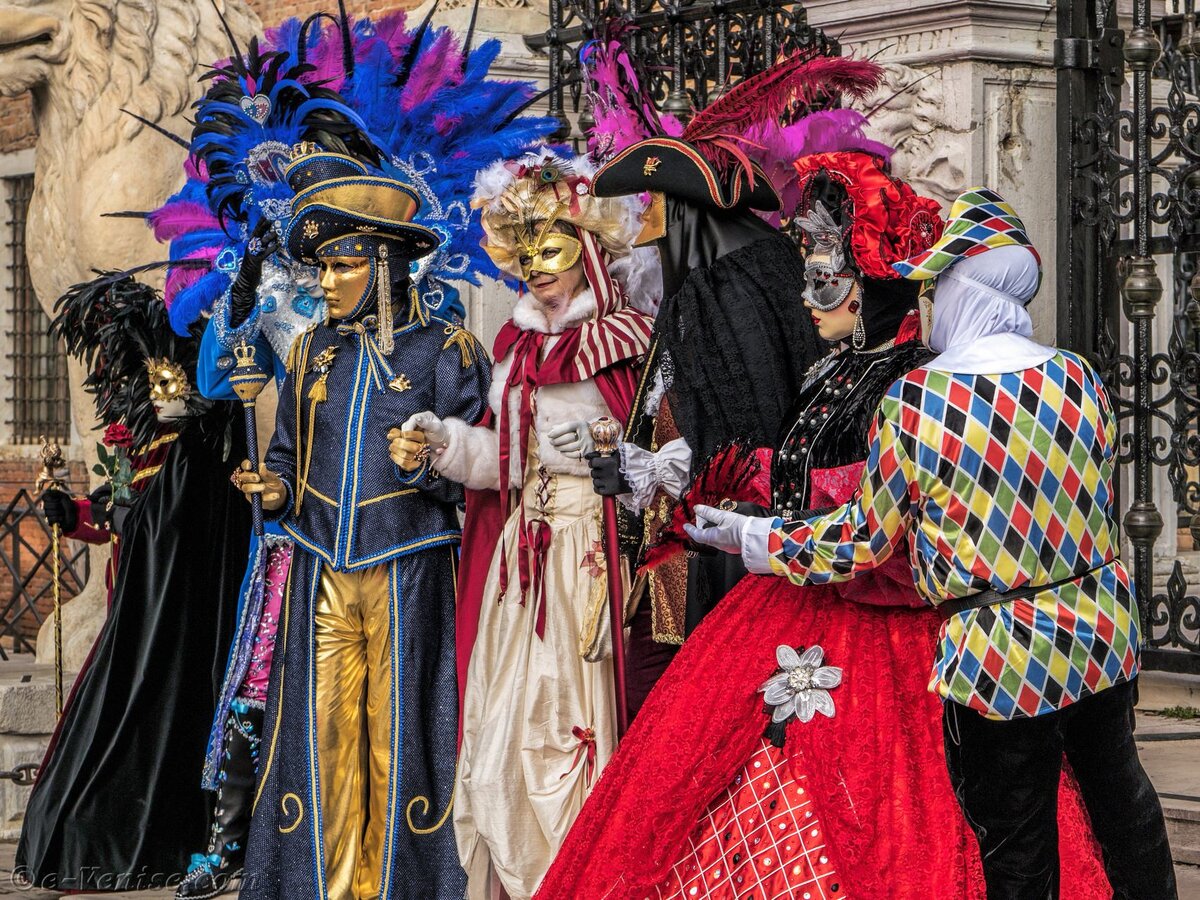 Парад масок. Найдите Илона :)