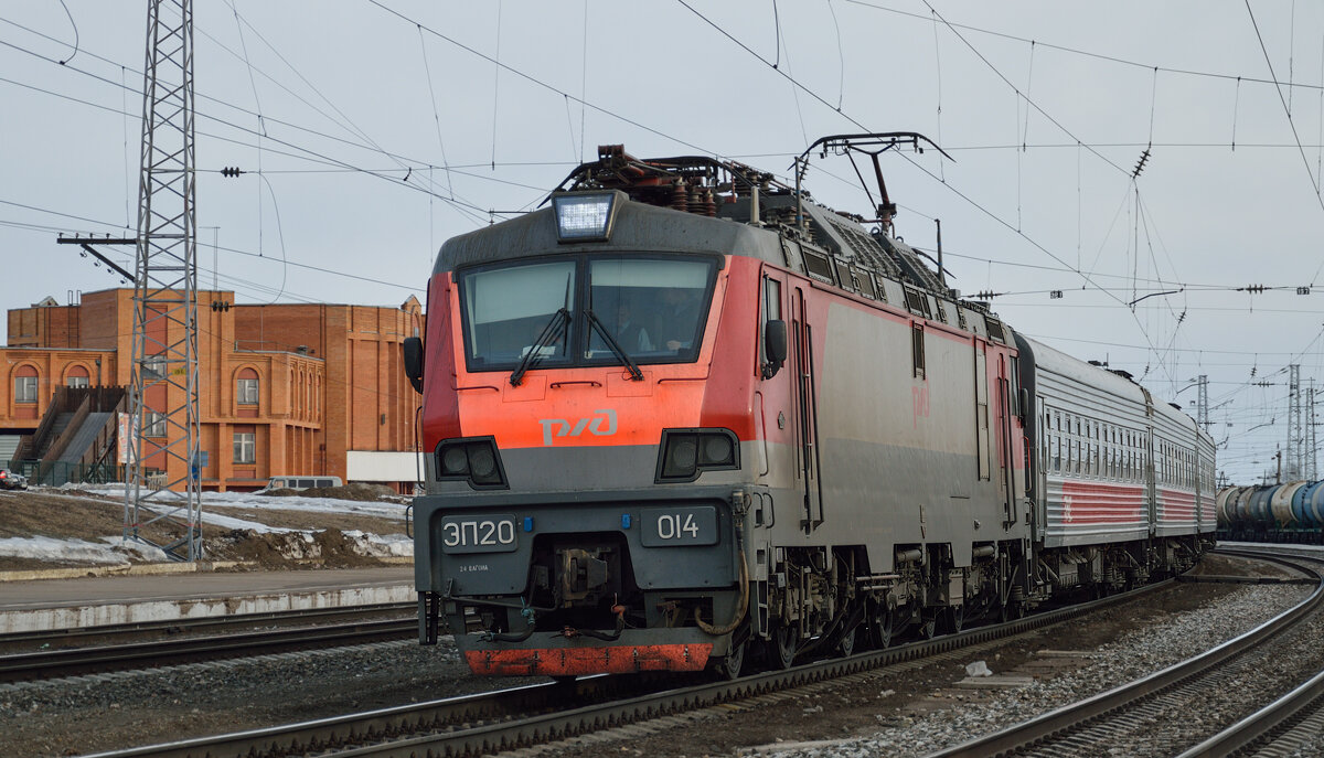 Электровоз ЭП20-014 с пассажирским поездом №32 "Вятка" Москва - Киров. Кировская область, станция Котельнич-I, 02.04.2015