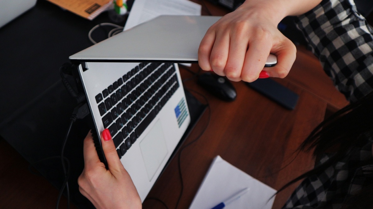     Военный эксперт Александр Артамонов заявил о якобы планах Украины использовать «грязную бомбу» в Ростовской области, что вызвало обсуждения в соцсети «ВКонтакте».