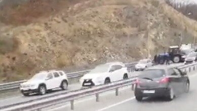     Водитель большегруза Isuzu не заметил трактор дорожников и врезался в него. Водитель спецтехники получил травмы — его госпитализировали.