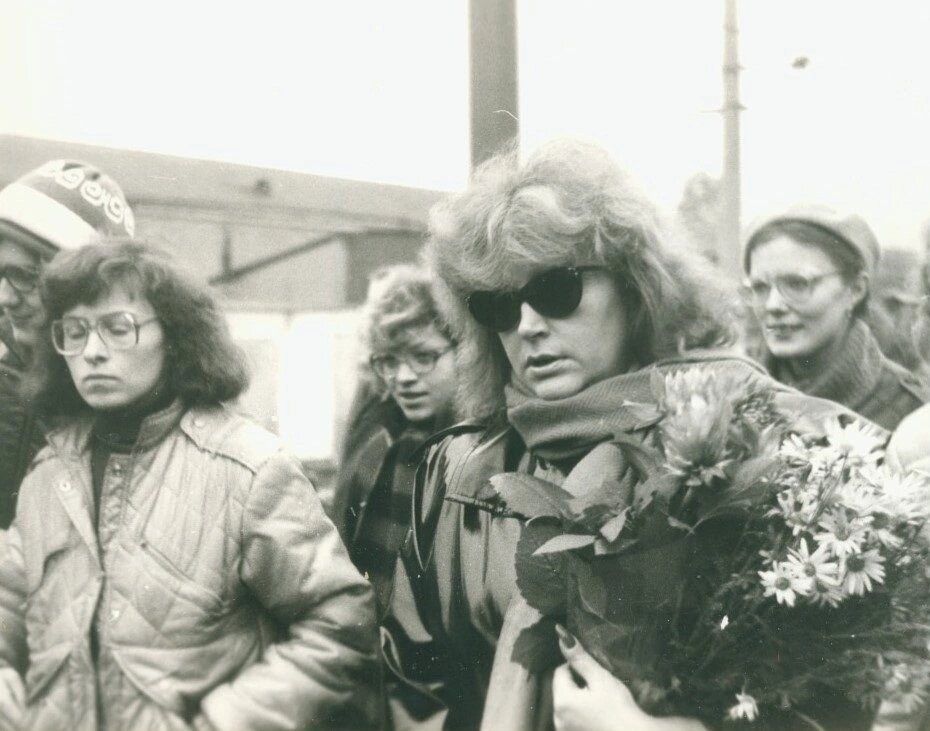 Алла Борисовна на Московском вокзале. Встречали цветами, как видно. 