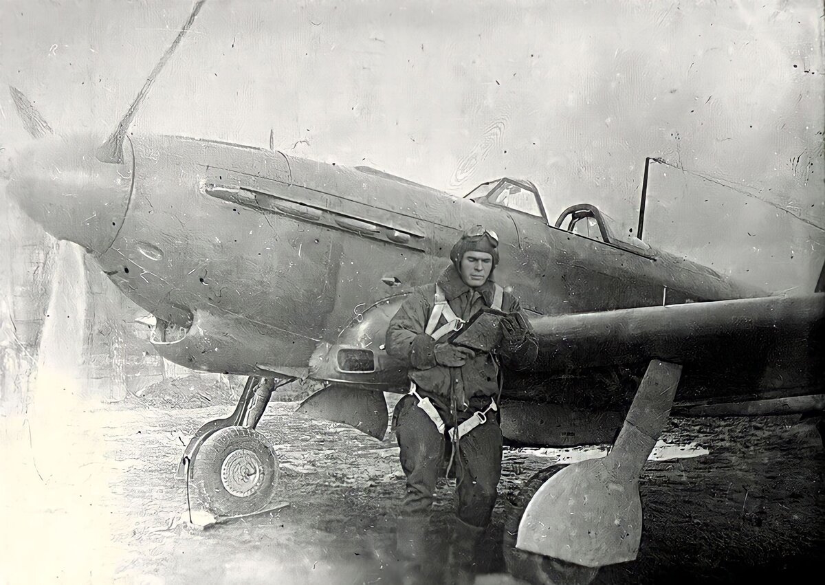 Летчик бомбардировщик дважды герой советского. Ворожейкин летчик истребитель як 7.