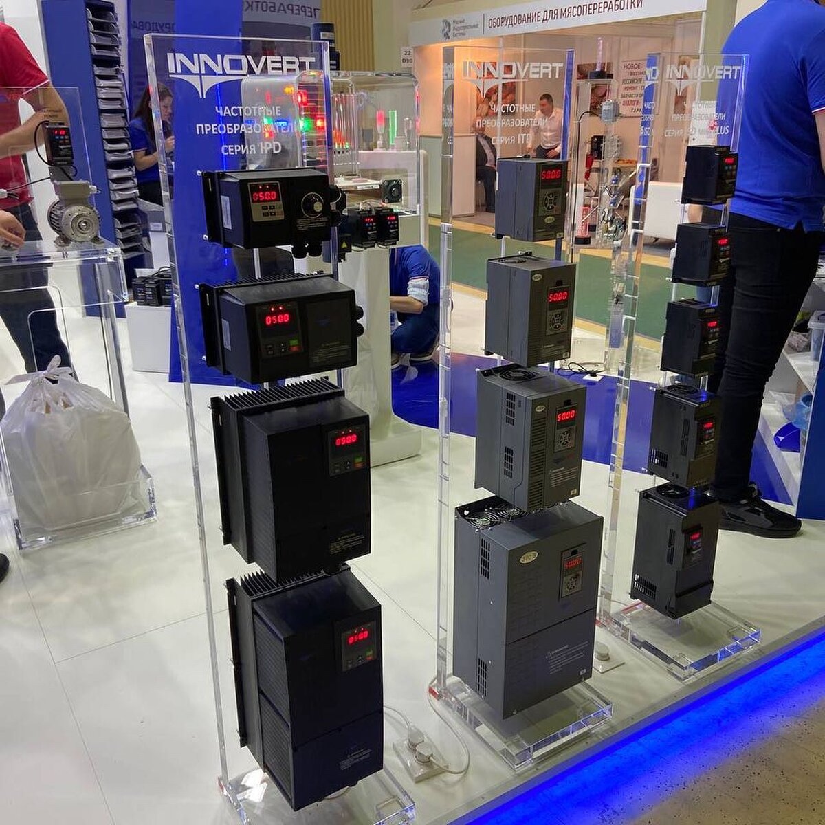 На фотографии демонстрационные стенды с тремя самыми популярными сериями частотных преобразователей INNOVERT в нескольких мощностях: - Общепромышленная серия ISD mini PLUS
- Векторная серия ITD
- Пыле- влагозащищенная серия IPD (IP65/IP54)
