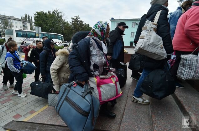    Прибытие перемещенных жителей Херсонской области на ж/д вокзал Джанкоя Александр Полегенько © ИА REGNUM