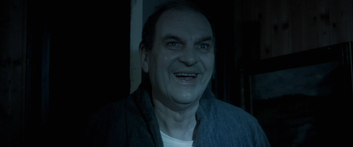 Имея явные недостатки во всех нюансах режиссуры, кино все же может очень мощно пришпилить зрителя выпуклыми "ликами" ужасной бессонниц. 