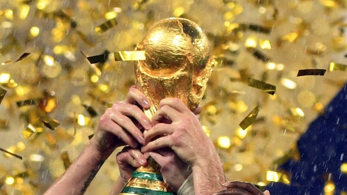    Кубок чемпионата мира по футболу 2018 в руках игроков сборной Франции© РИА Новости / Григорий Сысоев