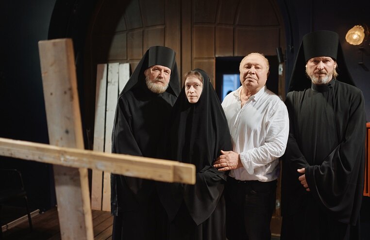 Рецензия на спектакль // Илл.: Иосиф Райхельгауз во время репетиции спектакля «Ангелы вышли покурить». Фото: Петр Захаров. Источник: «Свободная пресса»