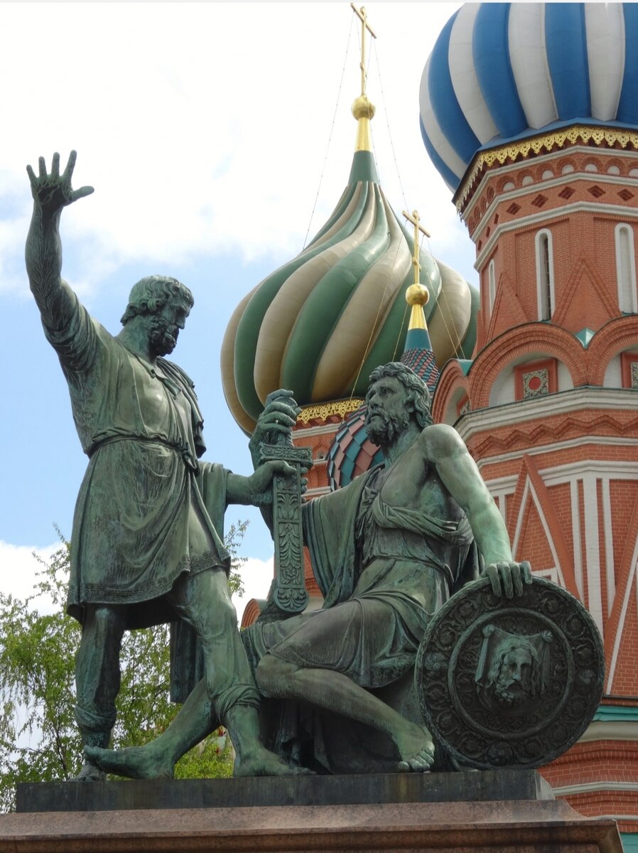 Памятник Минину и Пожарскому на Красной площади в Москве 