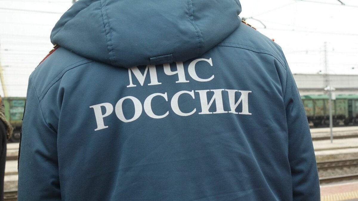     В эвакуации мужчине помогли трое спасателей.