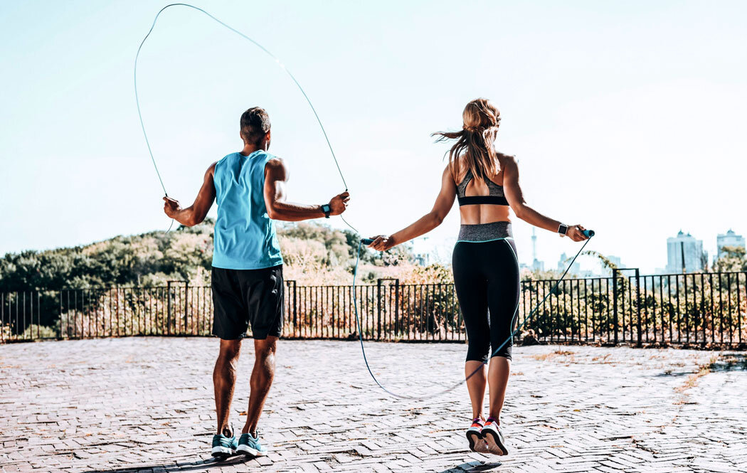 Скакалка — это не игрушка для школьниц, а полноценный спортивный снаряд, тренировки с которым помогают развить выносливость, реакцию и скорость.