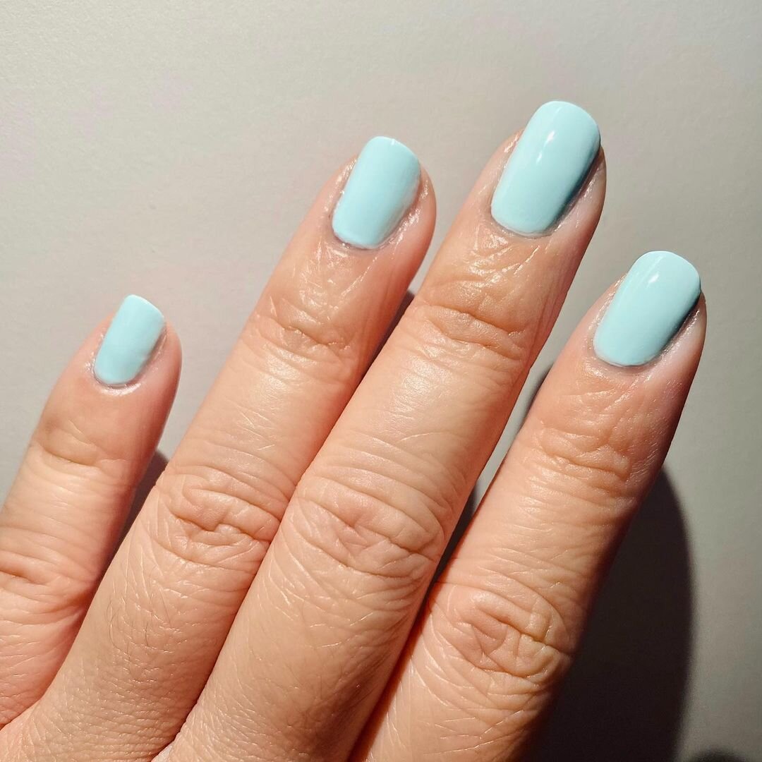 Готовимся к новогодней вечеринке: как правильно подобрать лак для ногтей к платью