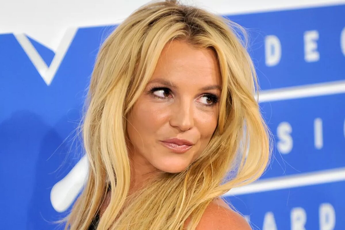     «Я еще не умерла!»: Бритни Спирс разозлила идея Милли Бобби Браун сыграть ее в фильме