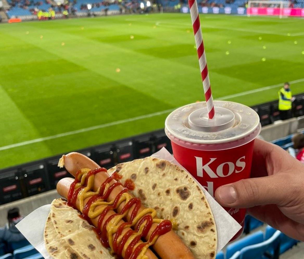 Аналог хот-дога в тортилье на домашнем матче сборной Норвегии / Фото: footyscran