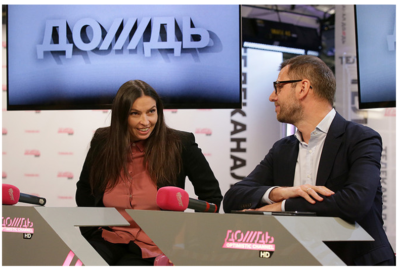 Дождь телеканал на ютубе последние. Телеканал дождь. Телеканал дождь студия. Телеканал дождь фото. Продюсер канала дождь