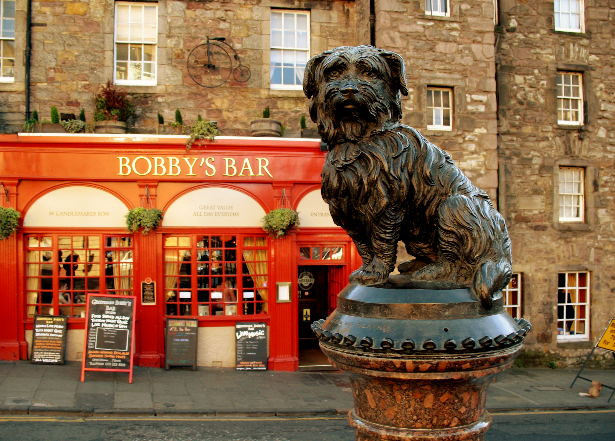 Памятник собаке Грейфрайерс Бобби в г.Эдинбург, Шотландия. Фото fotoload.ru