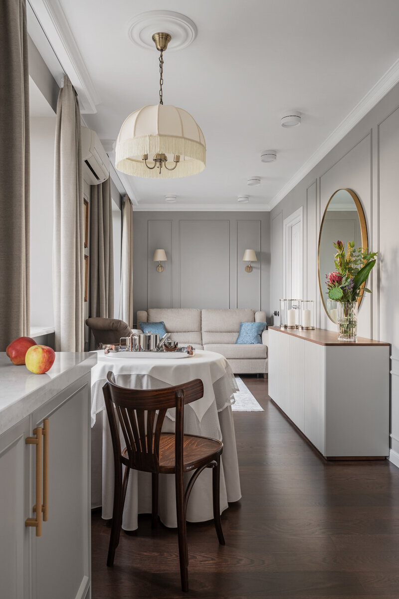 Обеденный стол «Высота», стулья Fameg в традиционном стиле, старые фото в рамках, классические скатерти и другие детали помогают вдохнуть историю.