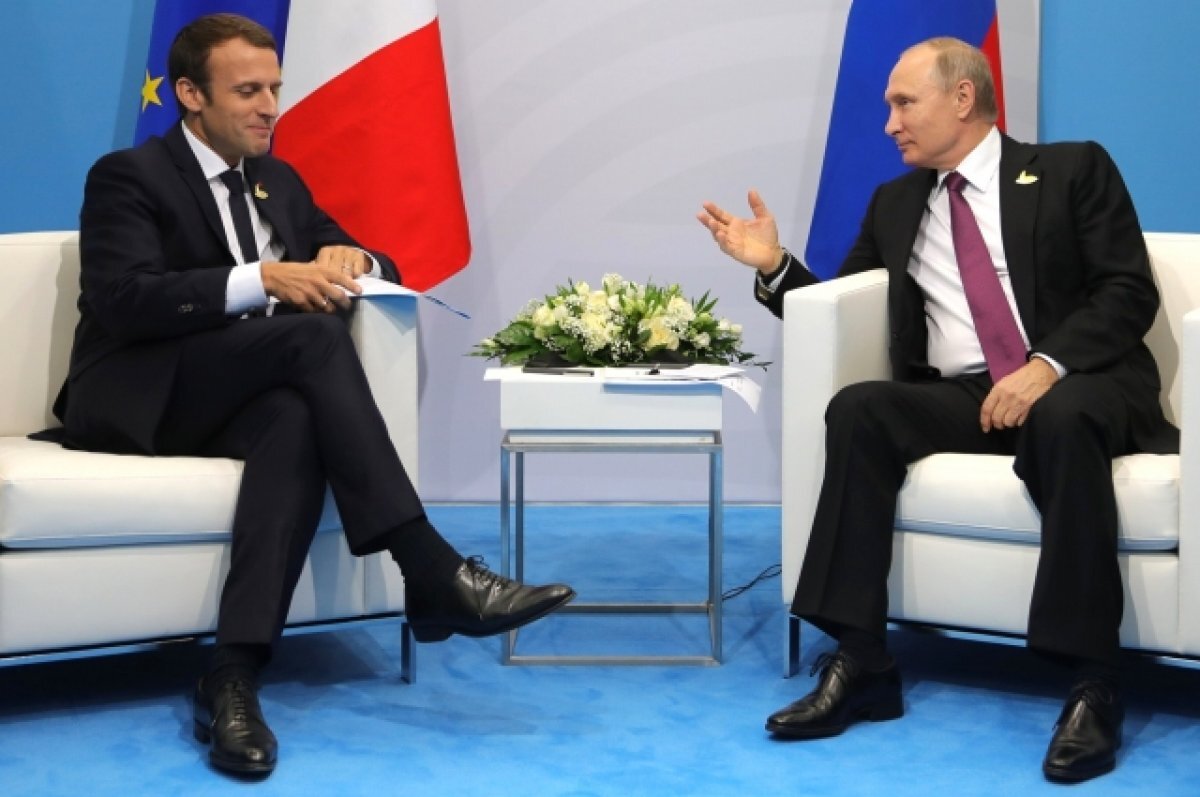   Макрон заявил, что Парижу следует продолжать вести диалог с Путиным