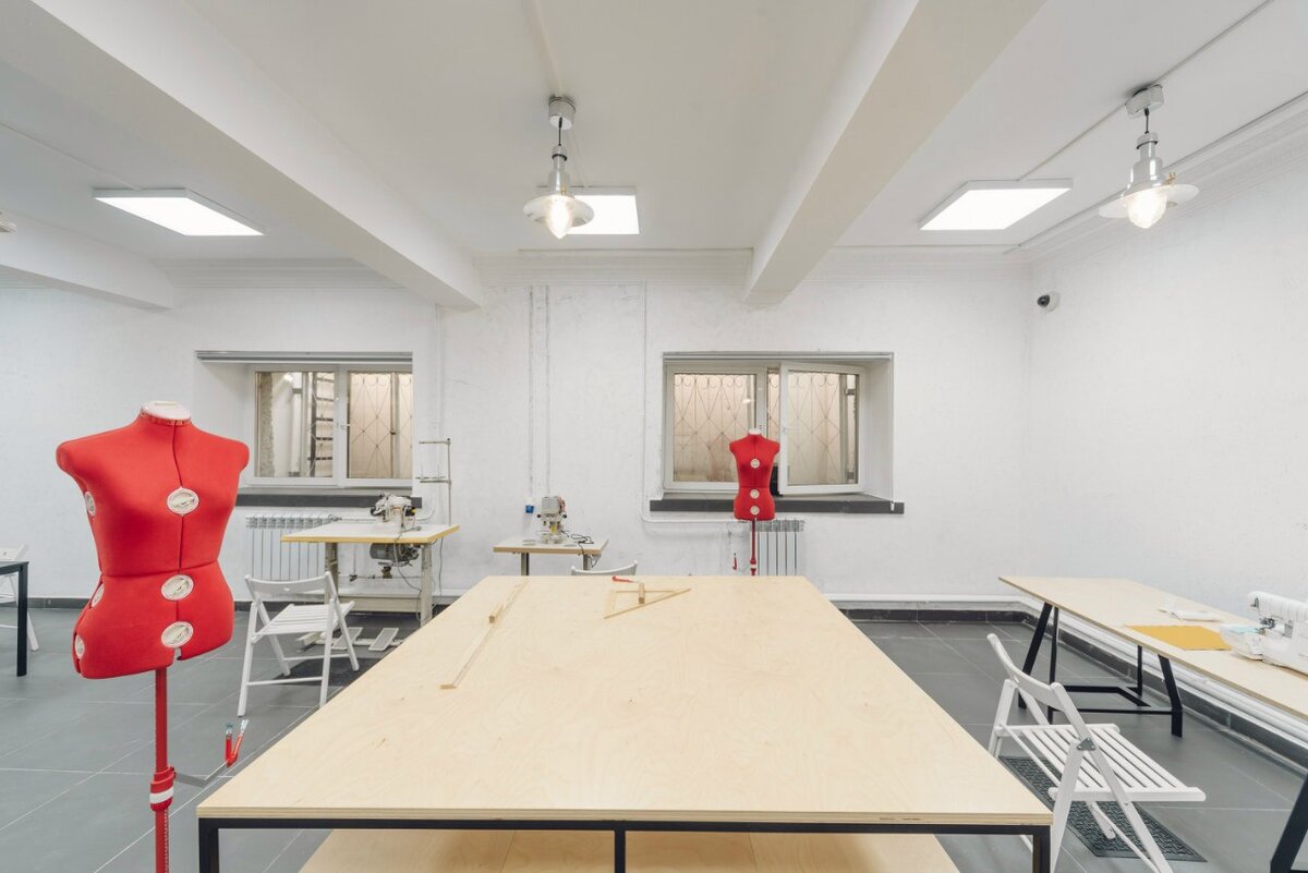 В «Каменке» действует общественное рабочее пространство «Цех», где каждый может поработать с профессиональным швейным, полиграфическим и фото оборудованием. 