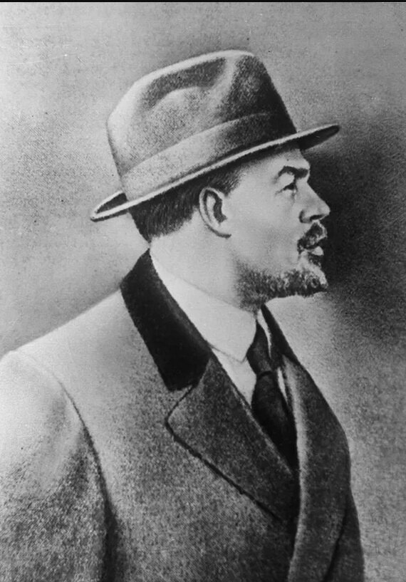 Владимир Ильич Ленин, фото сделанное в эмиграции в середине 190-х годов. Мы видим здесь отлично скроенное по фигуре пальто из дорогих материалов (посмотрите с каким изысканным изгибом "сидят" лацканы) и буржуазную шляпу.