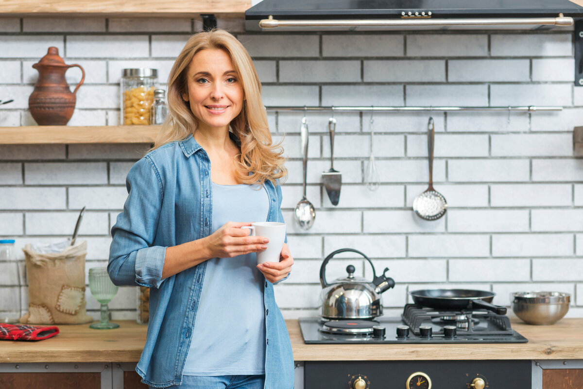 Изображение от <a href="https://ru.freepik.com/free-photo/smiling-blonde-young-woman-standing-near-the-gas-stove-holding-white-coffee-cup_3707643.htm#query=%D0%B4%D0%BE%D0%BC%D0%BE%D1%85%D0%BE%D0%B7%D1%8F%D0%B9%D0%BA%D0%B0&position=6&from_view=search&track=sph">Freepik</a>