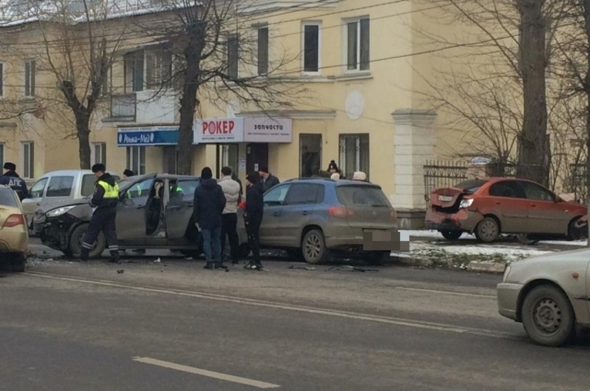 В Туле на ул.Болдина столкнулись 5 автомобилей, один из них влетел в забор  | АиФ–Тула | Дзен