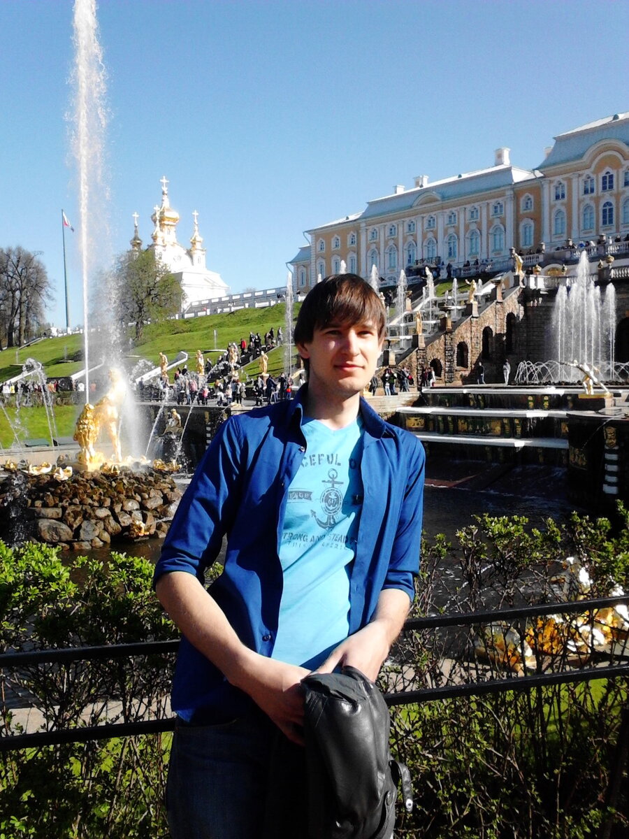 На фоне дворца, май 2015 год