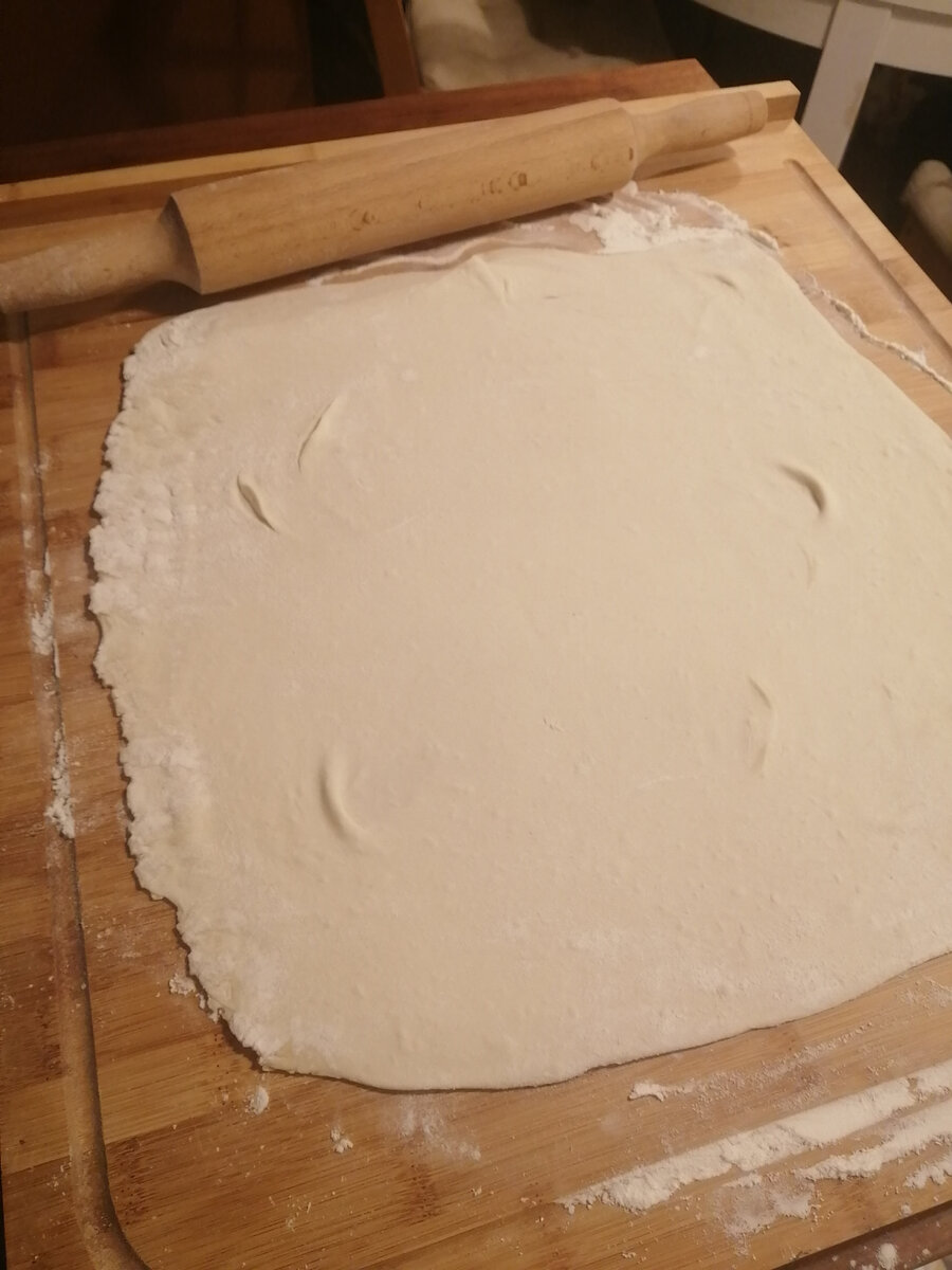 Раскатать слоёное тесто