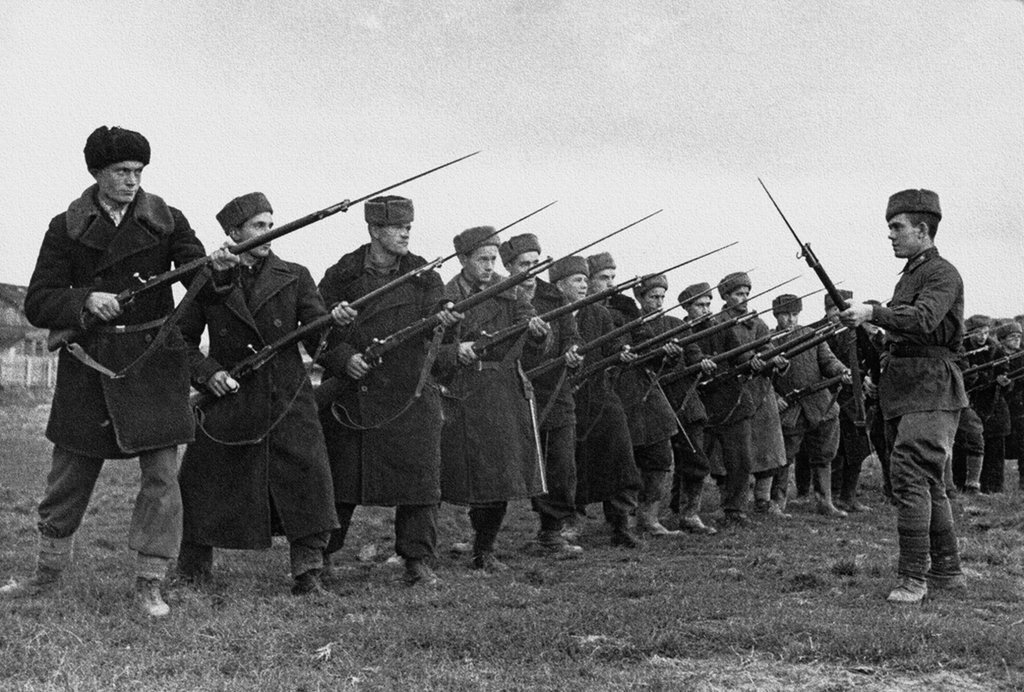1941. Воины народного ополчения. Занятия по изучению приемов штыкового боя в первом батальоне 1-го Московского коммунистического полка.