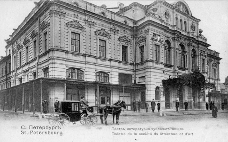 есть ступеньки перед входом