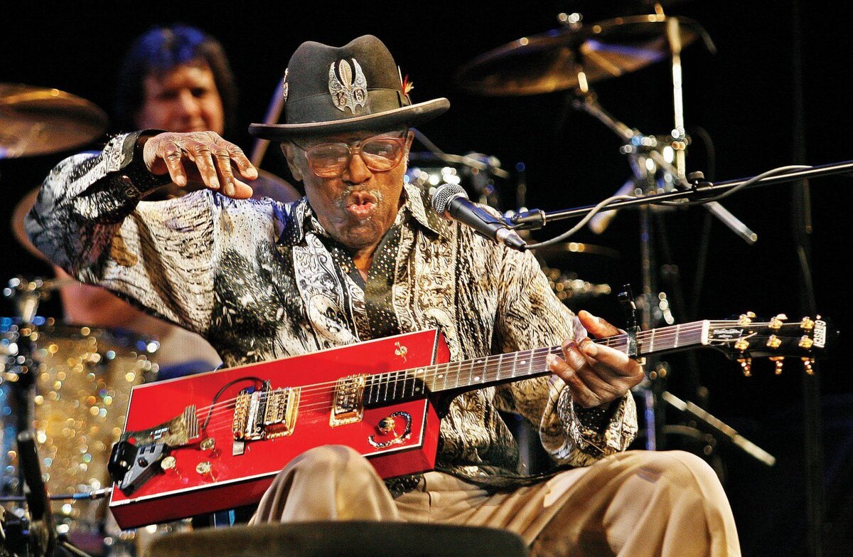Foto bo. Bo Diddley. Рок исполнитель бо Диддли. Бо Диддли гитара. Чак Берри и бо Диддли.