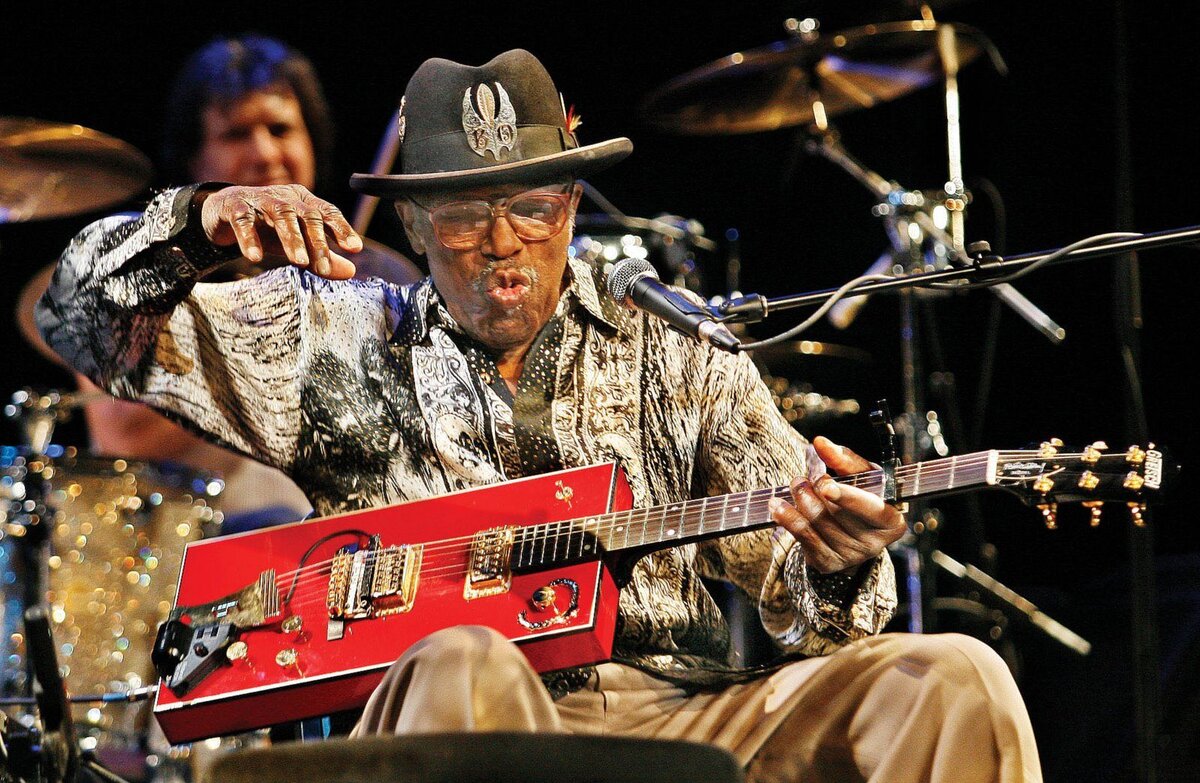 Битые музыканты. Bo Diddley. Рок исполнитель бо Диддли. Бо Диддли гитара. Чак Берри и бо Диддли.