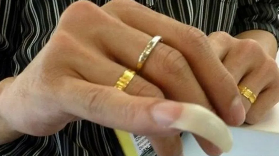 Мода или статус: зачем мужчине длинный ноготь?