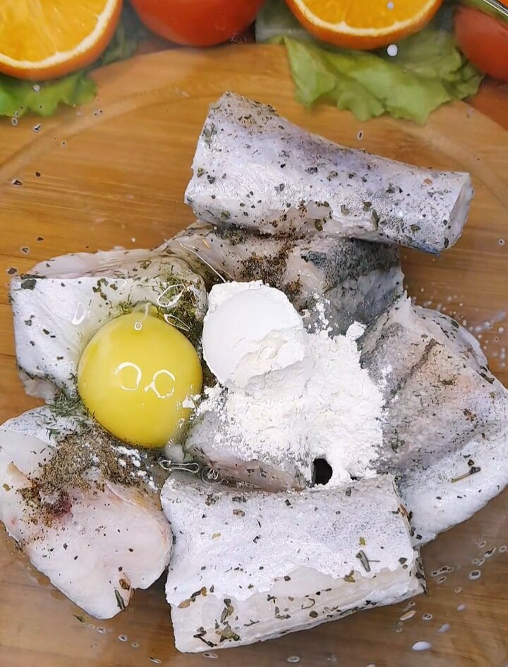 5. К рыбе добавляем соль, перец по вкусу, укроп сушеный ,яйцо и немного муки , хорошо все перемешаем.
