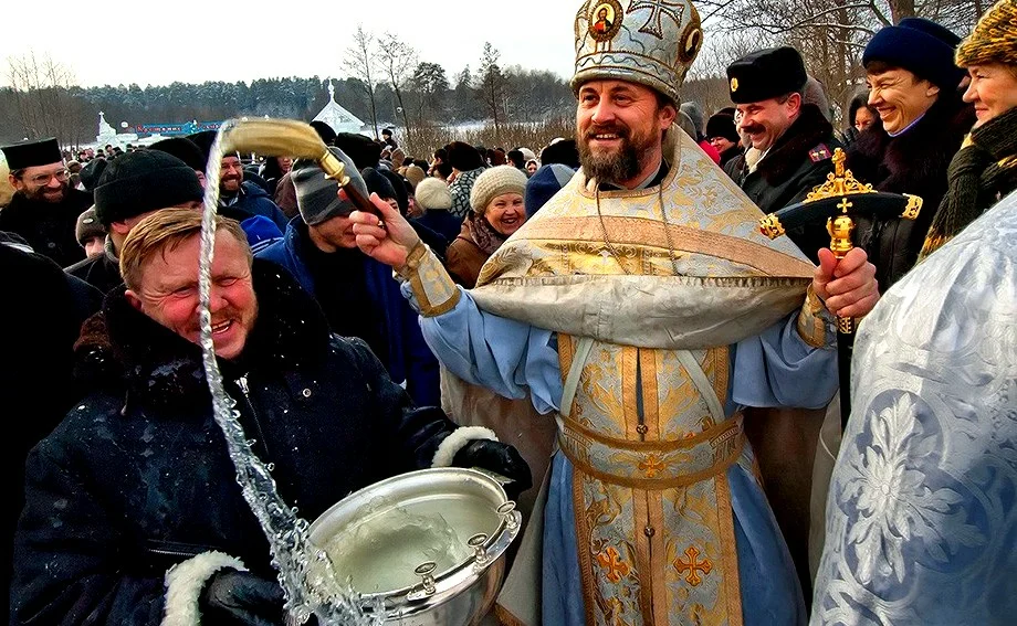 Как освятить воду. Раифский монастырь крещение. Освящение воды в храме. Освящение воды на крещение. Священник крещение.