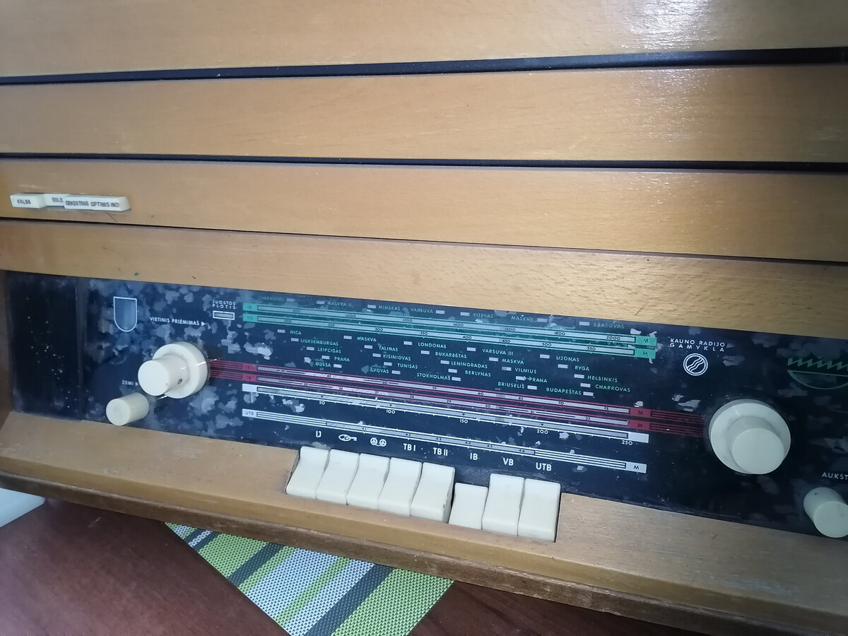 Как видно, хранился в каком-то пыльном чулане, шкала облезла, лак тоже.