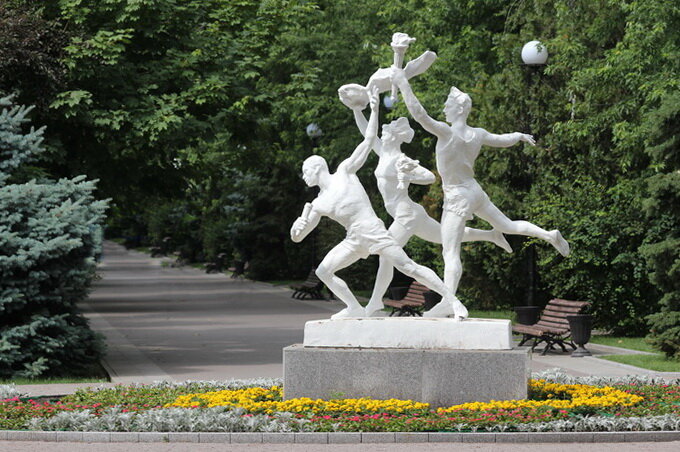 Место старта скульптурная композиция "Спорт" набережная г.Ростов на Дону