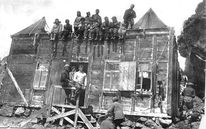 "Приют одиннадцати" в 1932 году. В 1938 рядом был построен трёхэтажный высокогорный отель