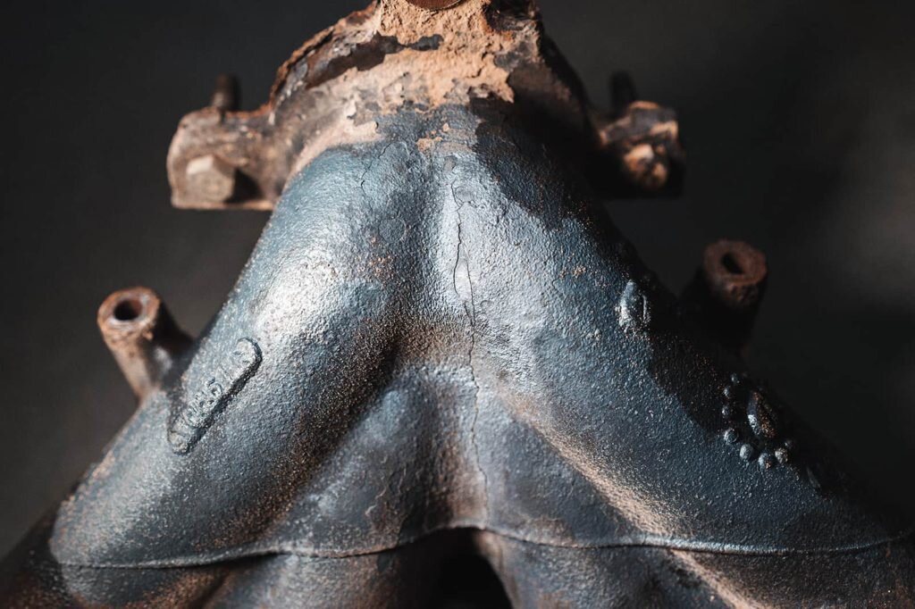 Трещина между трактами в нижней части коллектора