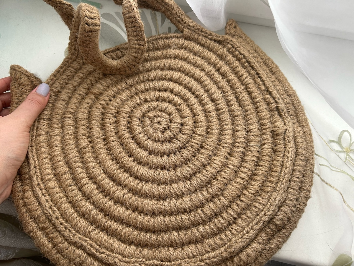 Вот такую сумку я вязала крючком из джута и каната. К сожалению, из-за своей невнимательности, я ее испортила. Как избежать таких же ошибок, читайте далее. 