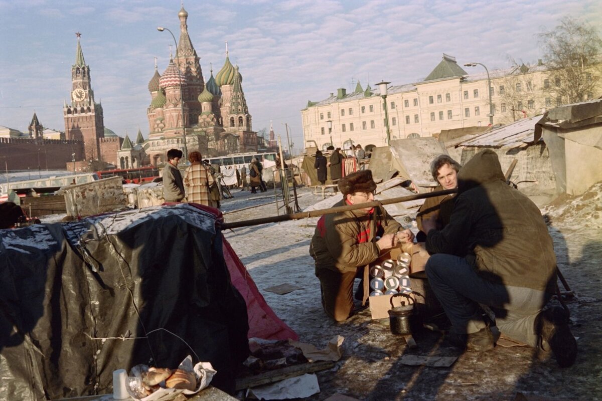 1990 год погода. Палаточный городок у Кремля 1990. 1990 Год палаточный лагерь у стен Кремля. Палаточный городок у Кремля 1990 год. Палаточный городок на красной площади.