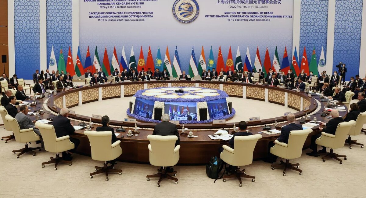 В 2022 году к Шанхайской Организации Сотрудничества (ШОС) изъявили желание присоединиться сразу десять стран, включая ОАЭ, Сирию, Катар, Саудовскую Аравию и Турцию. При этом Индонезия, Мексика, Саудовская Аравия, Турция, Египет, Таиланд, Казахстан, Нигерия, Бангладеш, Греция, Сирия и Таджикистан желают присоединиться к БРИКС. Обе международные организации созданы при участии России. Совпадение?