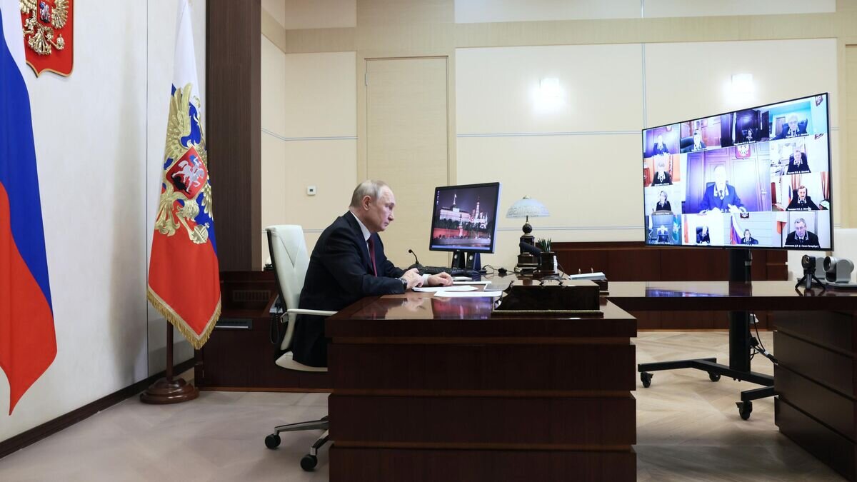    Президент РФ Владимир Путин принимает участие в режиме видеоконференции в ежегодном совещании судей судов общей юрисдикции, военных и арбитражных судов Российской Федерации© POOL