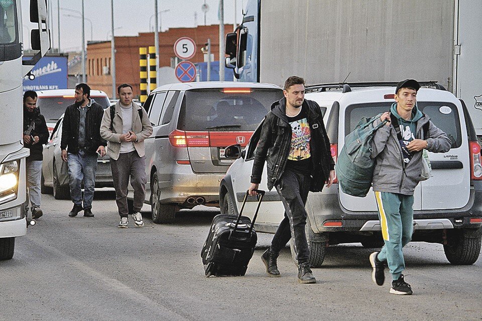     Осенью Казахстан стал Меккой для релокантов из России. Сейчас поток россиян схлынул. Фото: AFP/East News